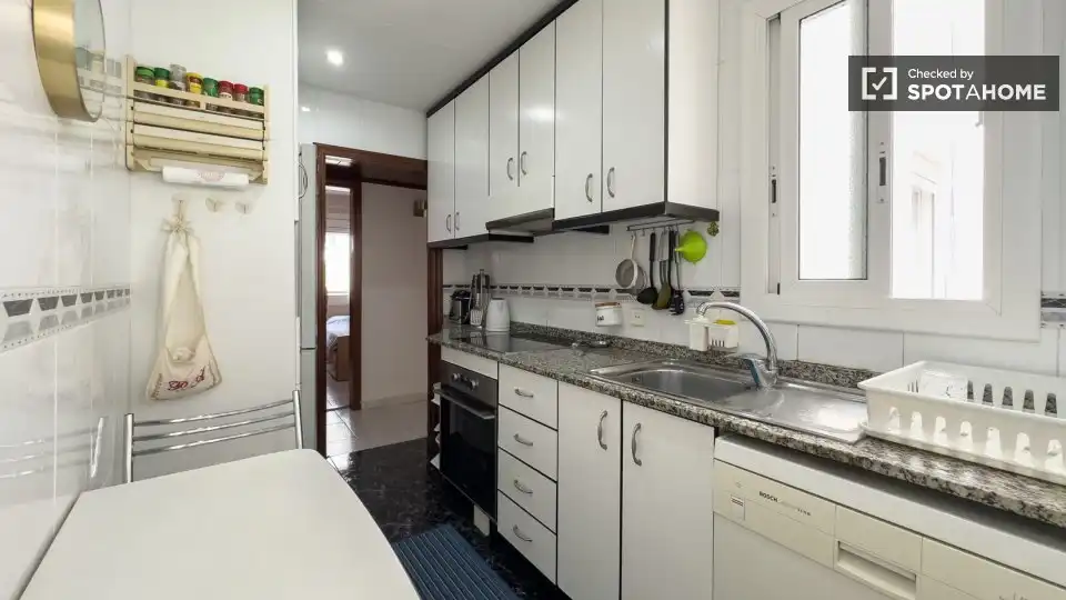 Cuina de Pis de lloguer en Barcelona amb Aire condicionat, Calefacció i Moblat