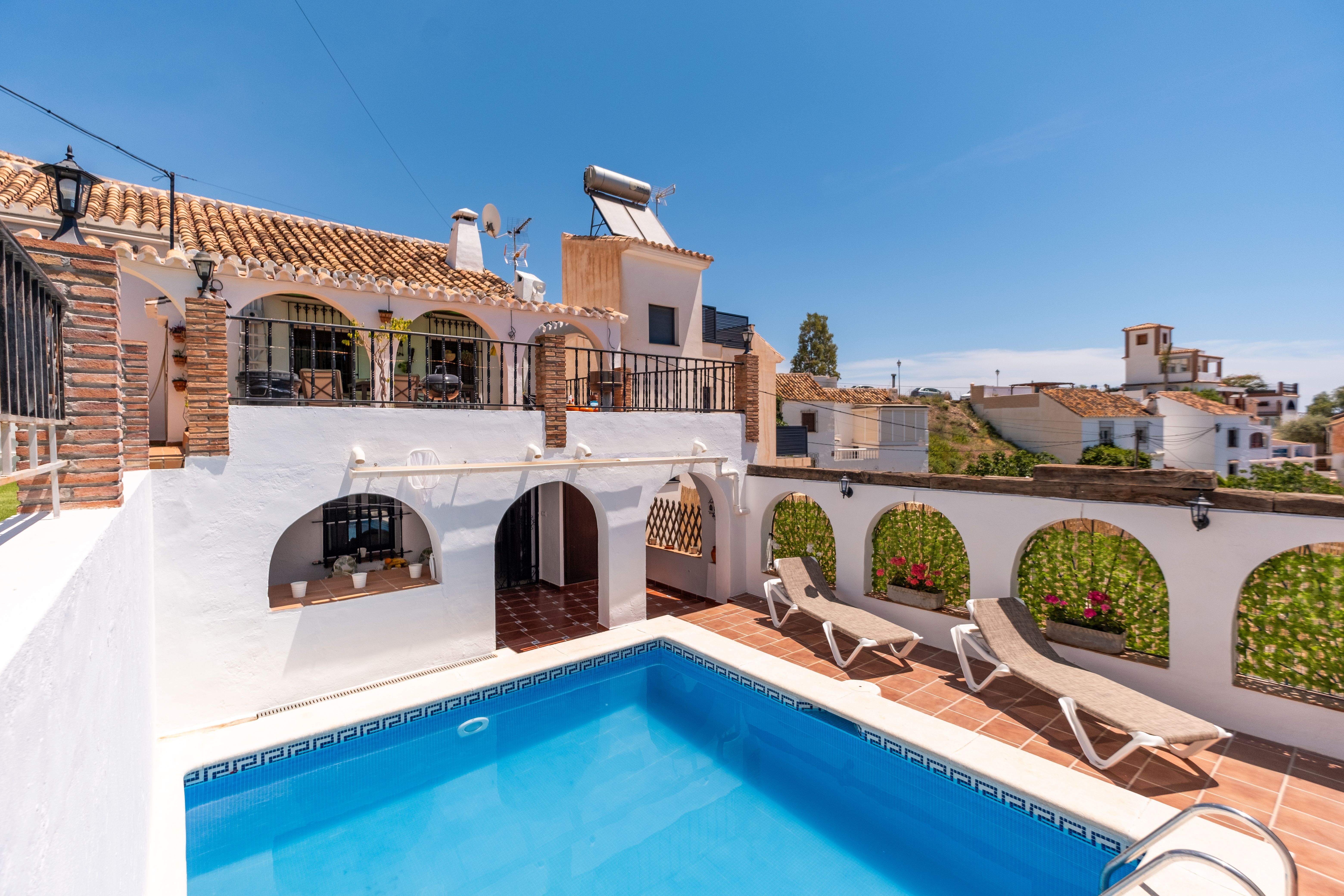 Piscina de Casa o xalet en venda en Vélez-Málaga amb Jardí privat, Piscina i Moblat