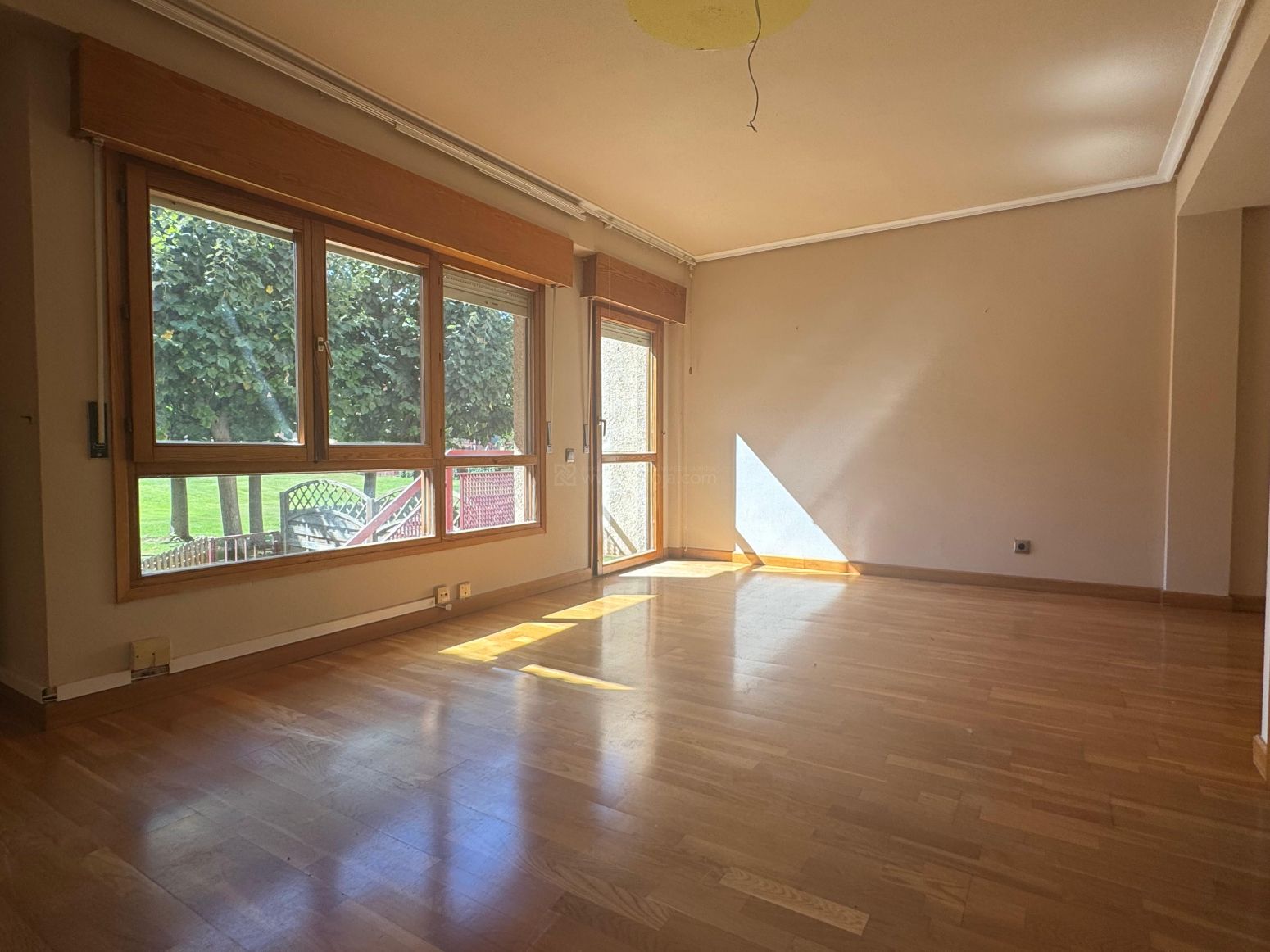 Sala d'estar de Casa o xalet en venda en Lardero amb Calefacció, Parquet i Piscina