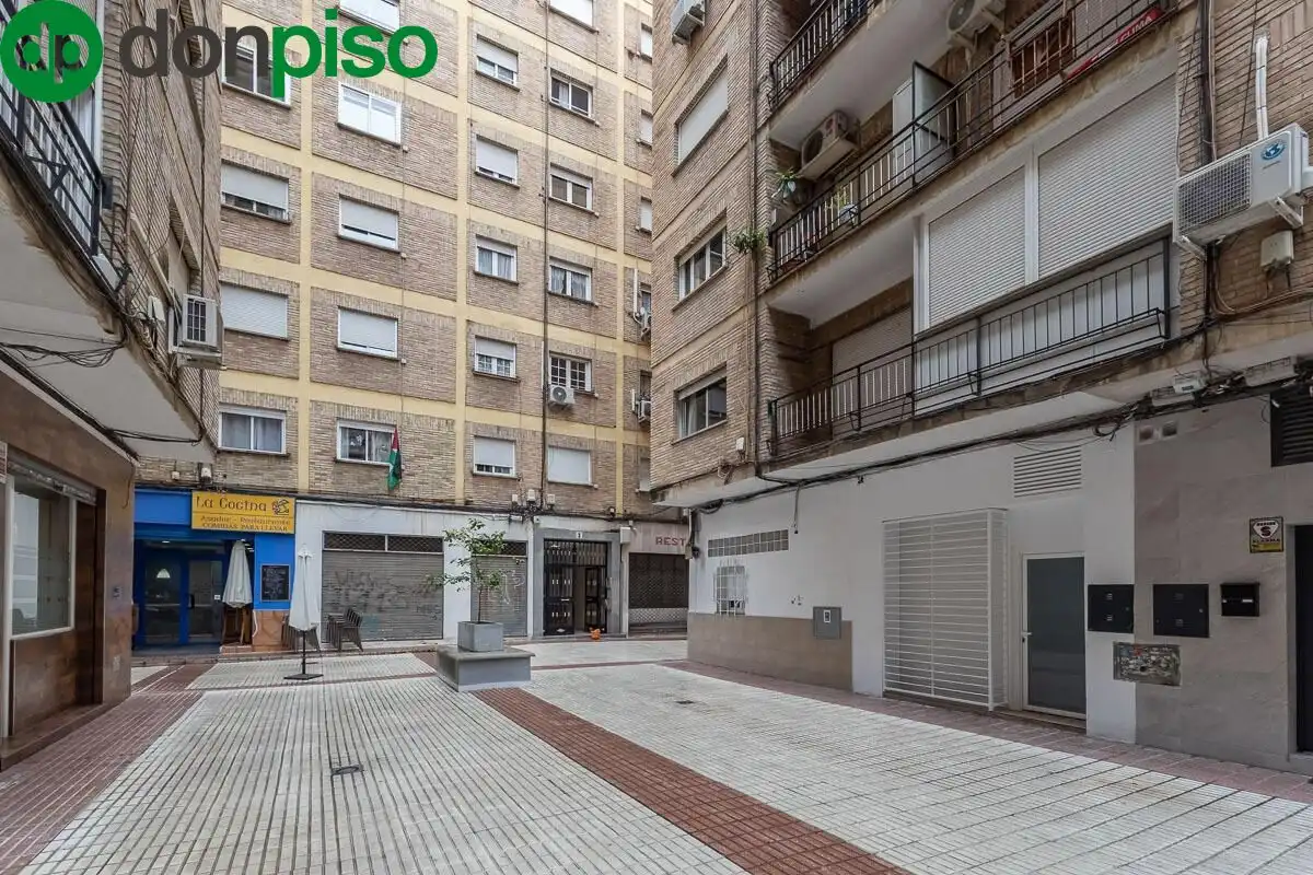 Vista exterior de Piso en venta en Granada con Amueblado