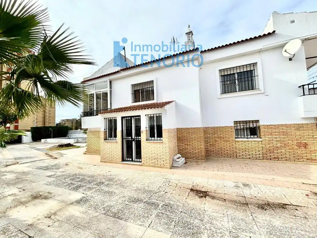 Vista exterior de Casa o xalet en venda en La Antilla amb Terrassa i Traster