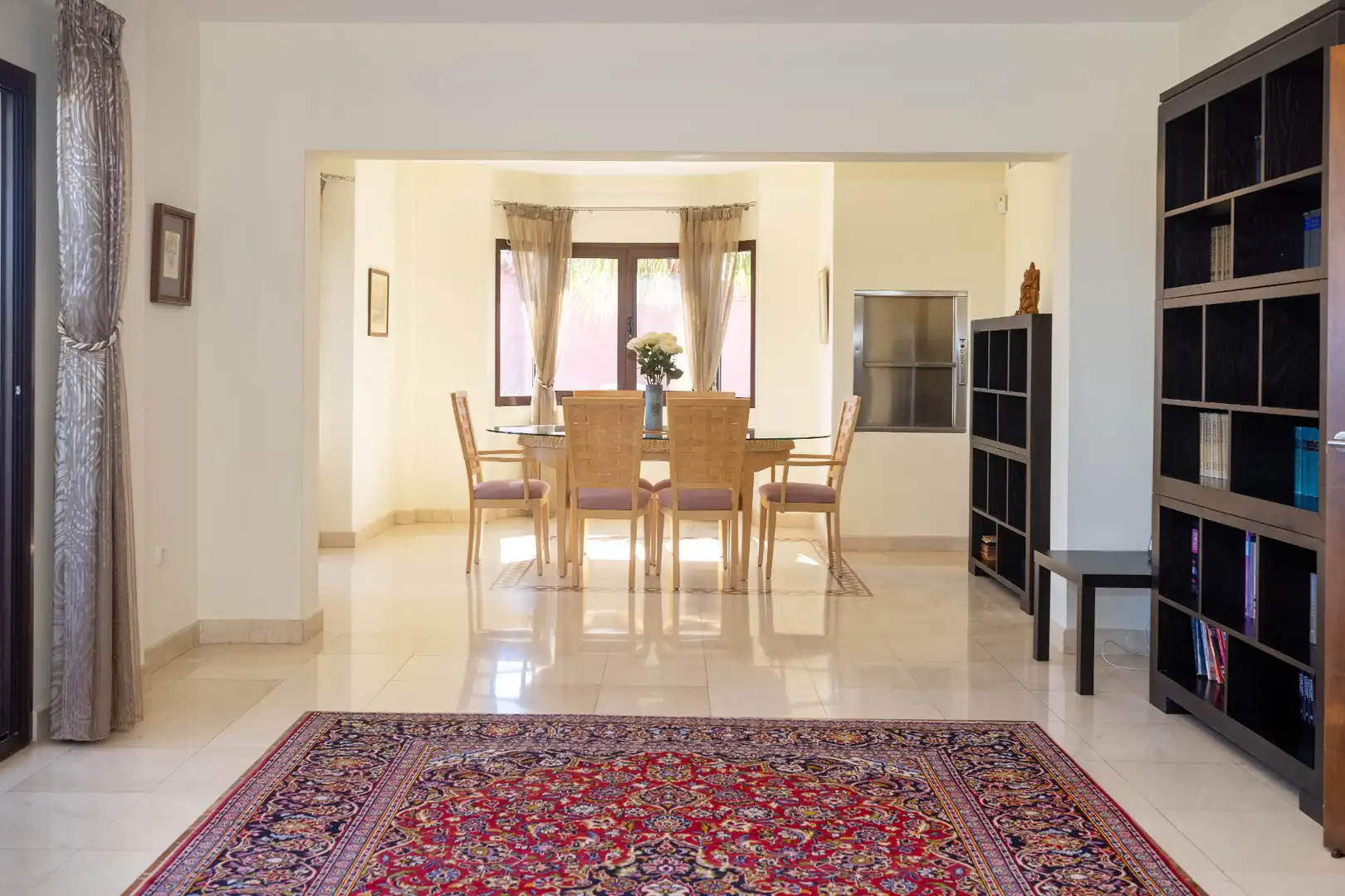 Menjador de Casa o xalet en venda en Marbella amb Aire condicionat, Jardí privat i Terrassa