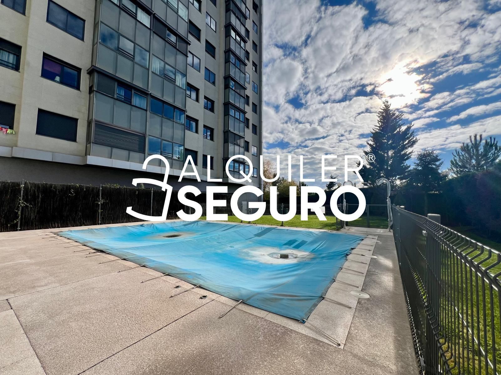 Swimming pool of Flat to rent in  Madrid Capital  with Air Conditioner, Heating and Swimming Pool