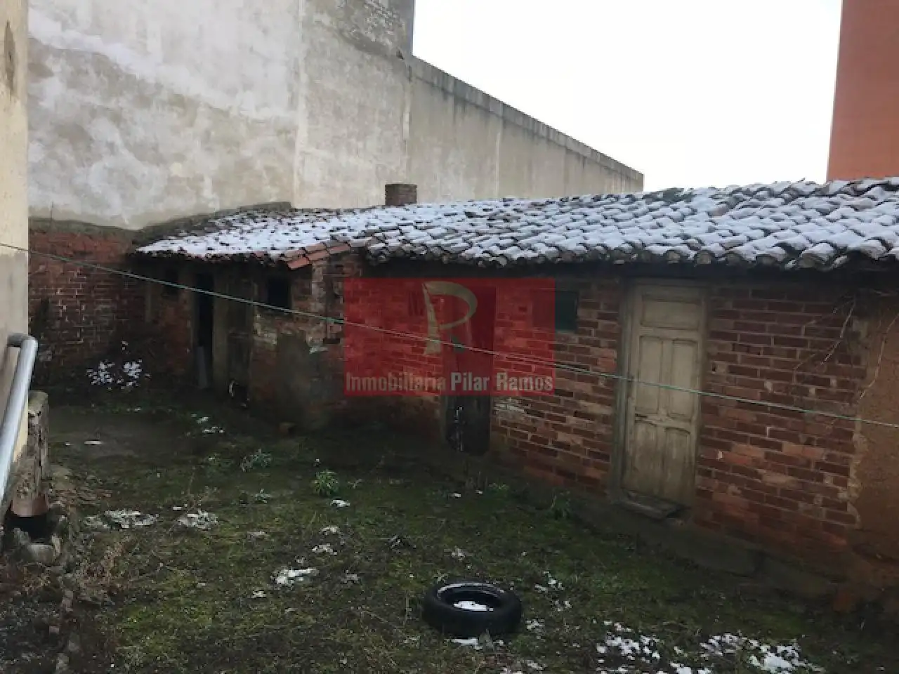 Vista exterior de Casa o xalet en venda en León Capital  amb Jardí privat