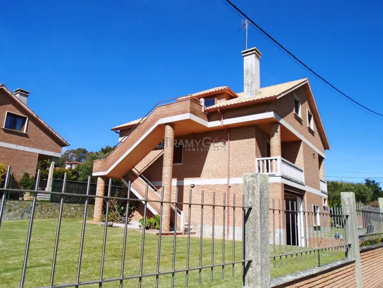 Vista exterior de Casa o xalet en venda en A Guarda   amb Calefacció, Jardí privat i Parquet