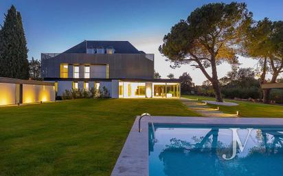 Vista exterior de Casa o xalet en venda en Pozuelo de Alarcón amb Aire condicionat, Calefacció i Jardí privat