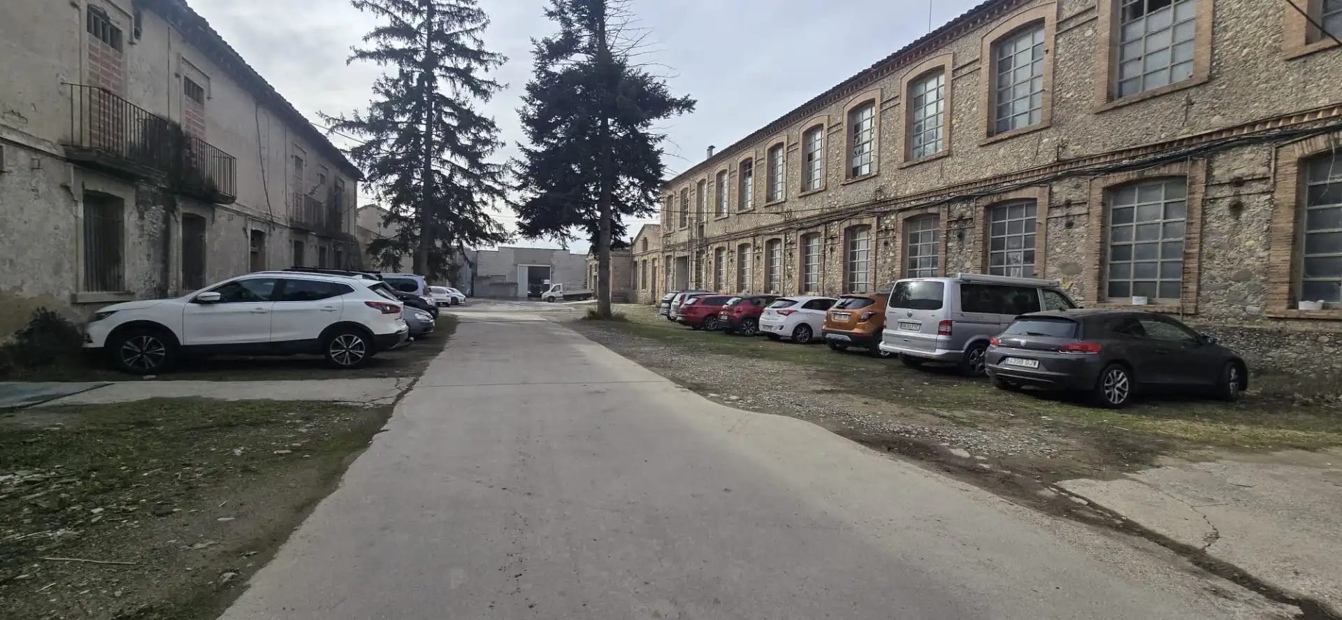 Parkplatz von Fabrikhallen zur Miete in Manlleu mit Alarm