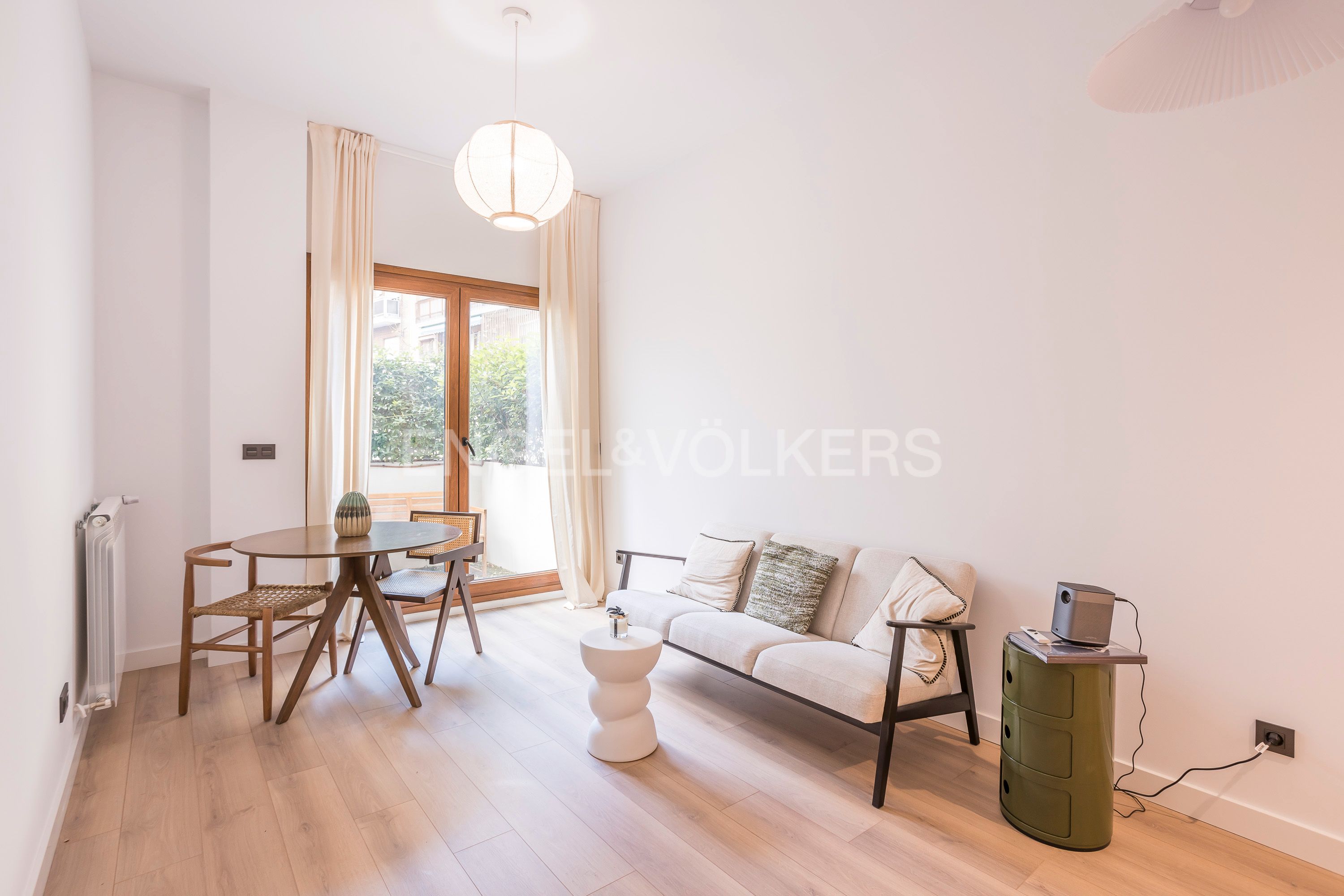 Sala d'estar de Pis de lloguer en  Madrid Capital amb Aire condicionat, Calefacció i Jardí privat