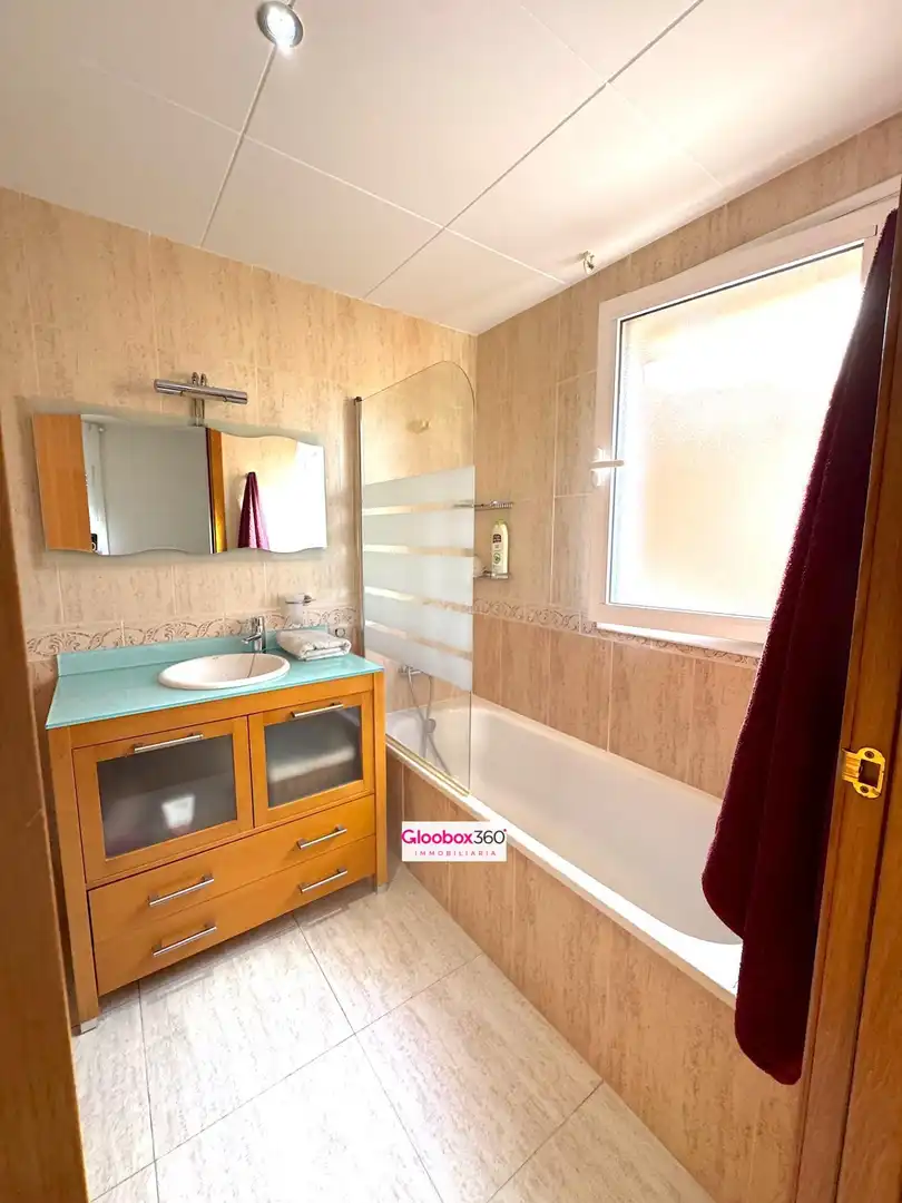 Badezimmer von Einfamilien-Reihenhaus zum Verkauf in Reus mit Klimaanlage, Heizung und Privatgarten
