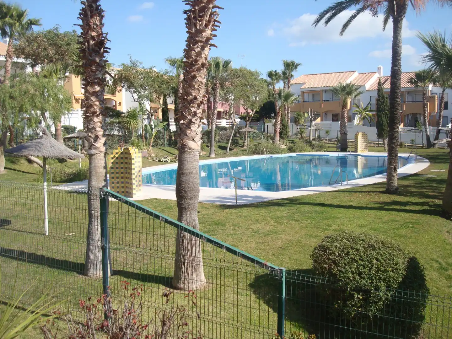 Schwimmbecken von Erdgeschoss zur Miete in Chiclana de la Frontera mit Klimaanlage, Heizung und Terrasse