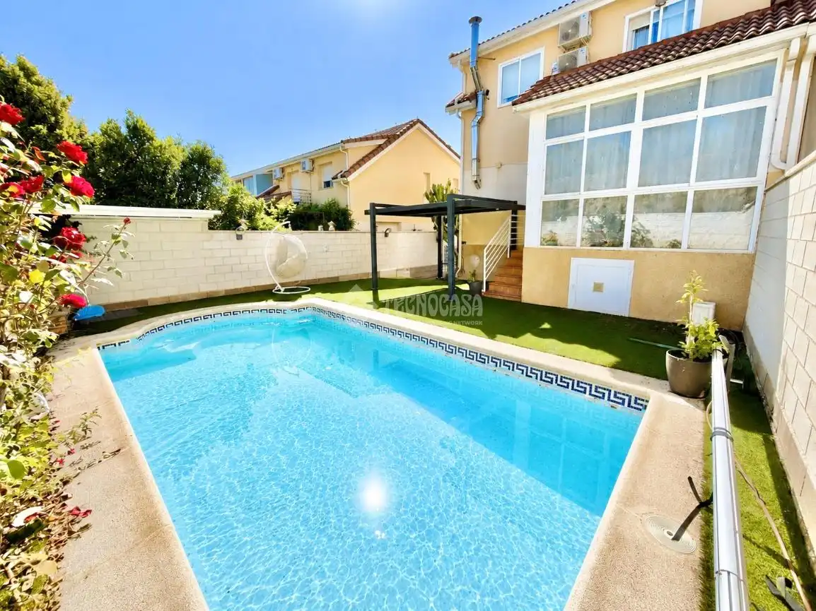 Piscina de Casa adosada en venta en Cabanillas del Campo con Calefacción, Parquet y Trastero
