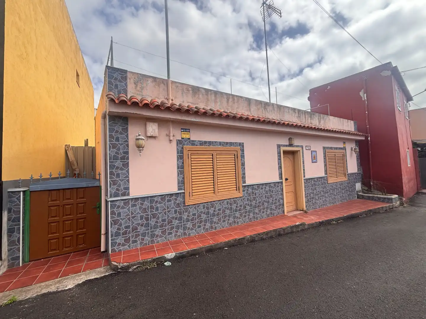 Vista exterior de Casa adosada en venda en Tacoronte amb Jardí privat, Terrassa i Traster