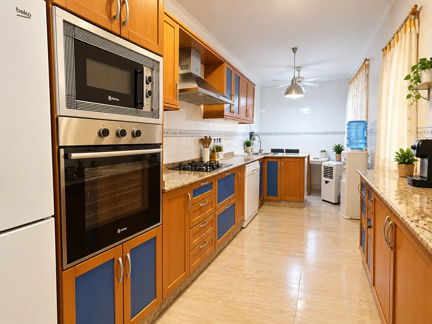 Casa aparellada amb terrassa en venda a Avenida Emilio Castelar 65, imagen 2