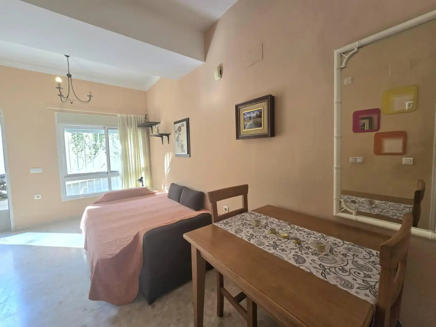 Sala de estar de Estudio en venta en Benalmádena con Jardín privado, Amueblado y Piscina comunitaria