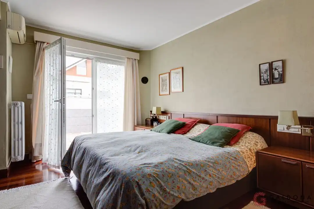 Dormitori de Casa adosada en venda en Donostia - San Sebastián  amb Aire condicionat, Calefacció i Jardí privat