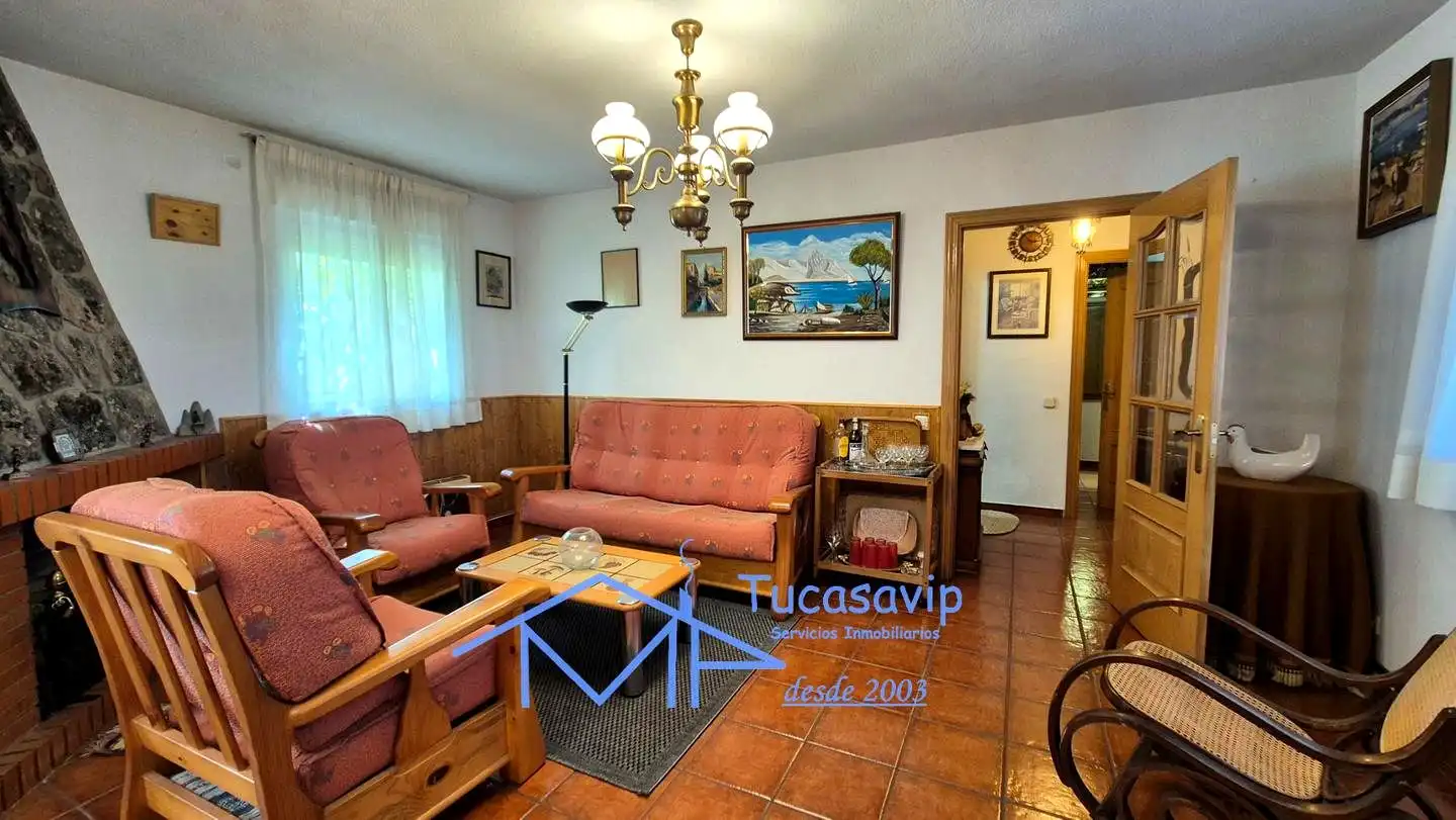 Sala d'estar de Casa adosada en venda en Pelayos de la Presa amb Calefacció, Jardí privat i Terrassa