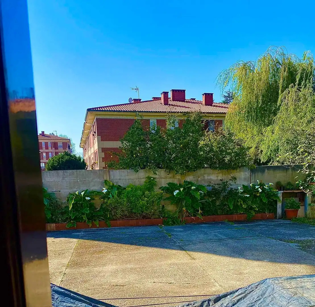 Vista exterior de Local en traspaso en Torrelavega  con Aire acondicionado y Calefacción