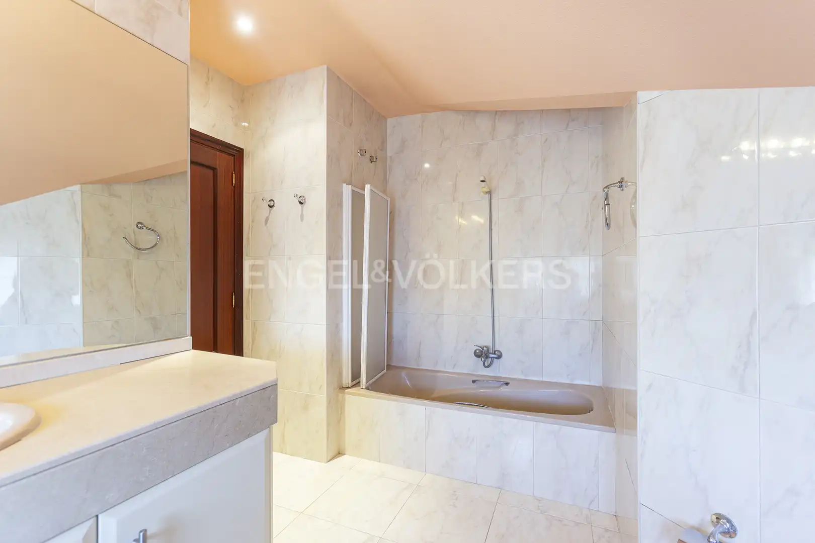Baño de Casa o chalet de alquiler en Pozuelo de Alarcón con Calefacción, Jardín privado y Parquet