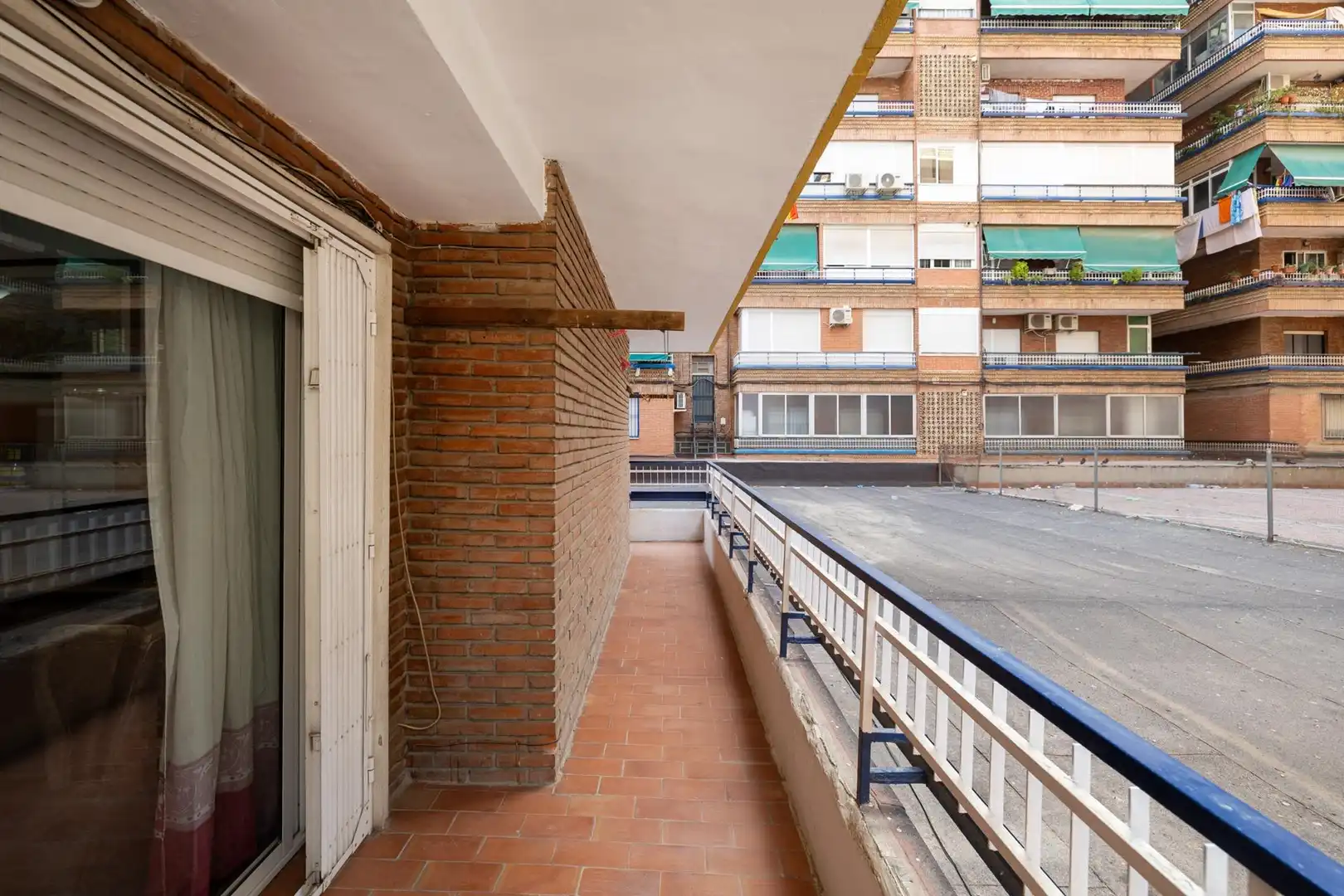 Vista exterior de Pis en venda en Granada amb Terrassa, Moblat i Balcó