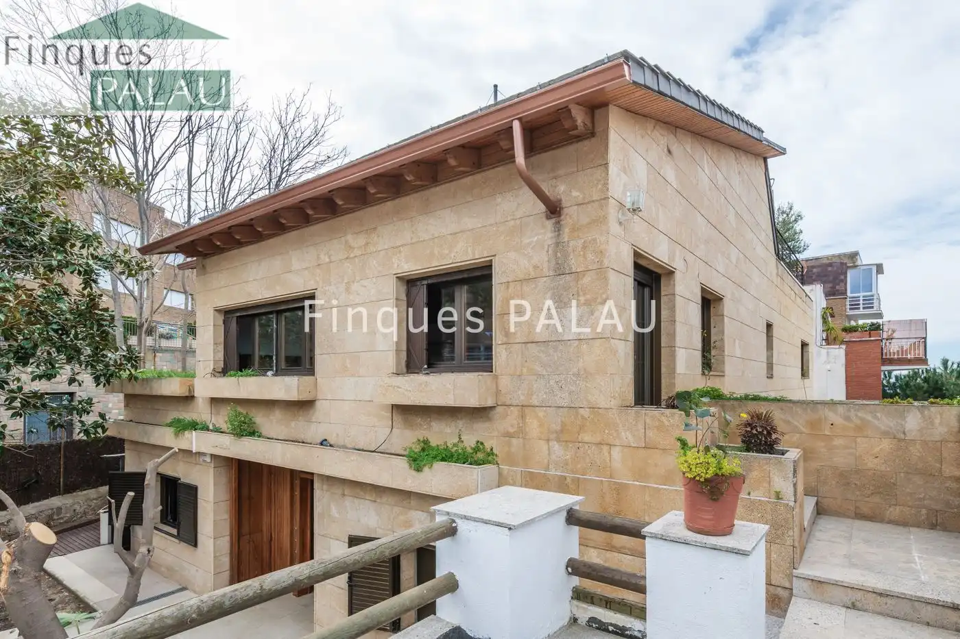 Vista exterior de Casa o chalet de alquiler en Sant Joan Despí con Aire acondicionado, Calefacción y Jardín privado