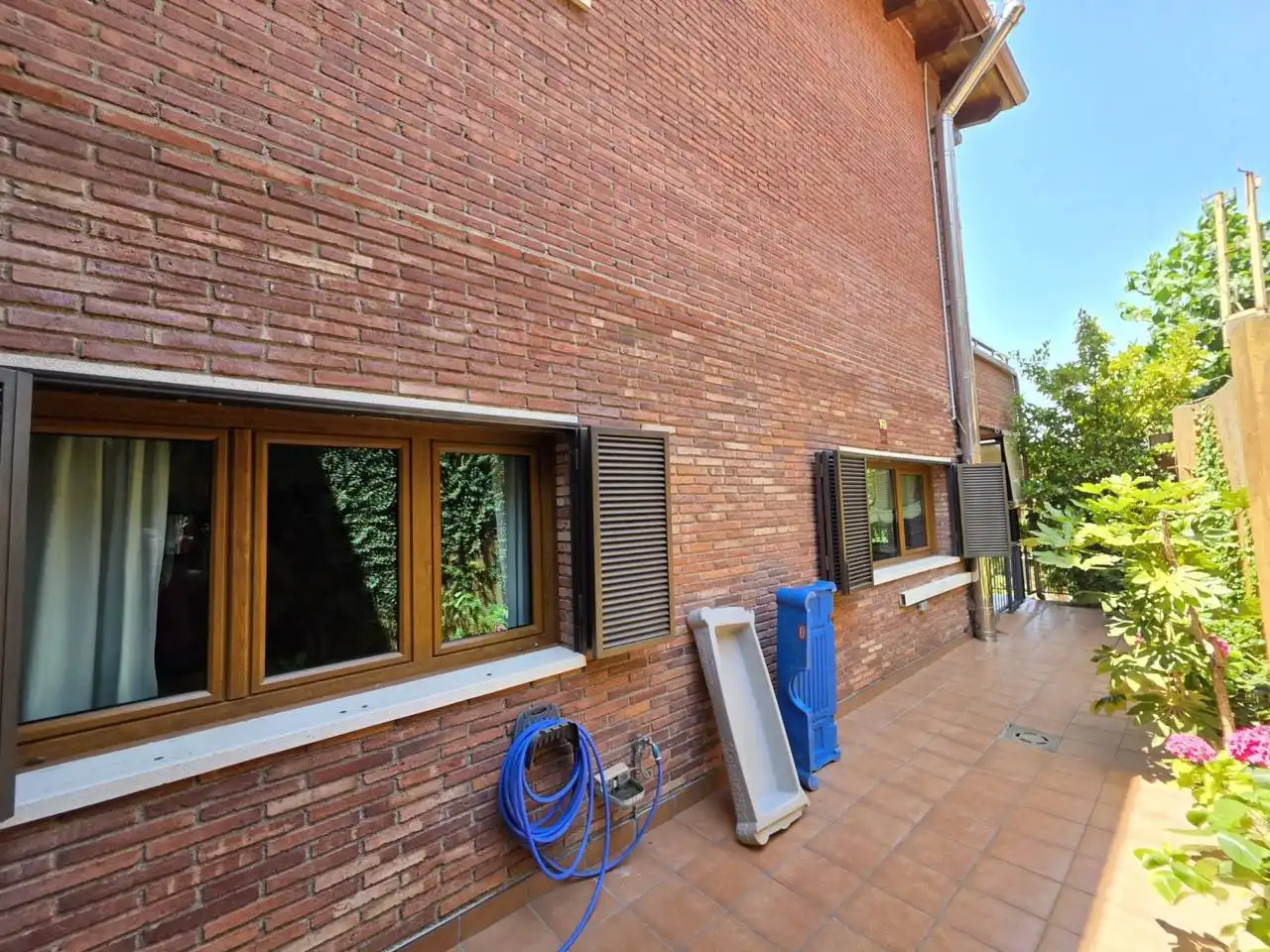 Vista exterior de Casa o chalet en venta en Montcada i Reixac con Aire acondicionado, Calefacción y Jardín privado
