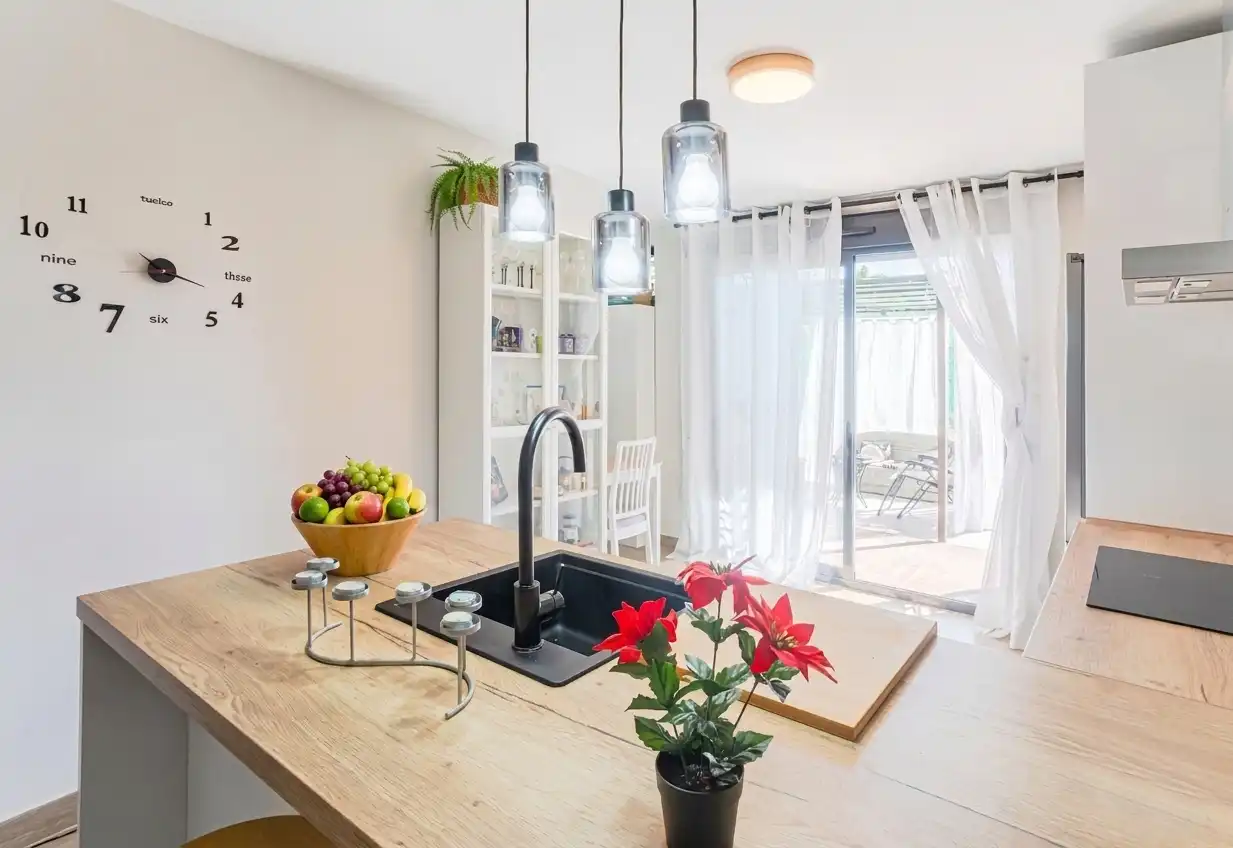 Kitchen of Flat for sale in Vélez-Málaga  with Air Conditioner, Terrace and Community pool