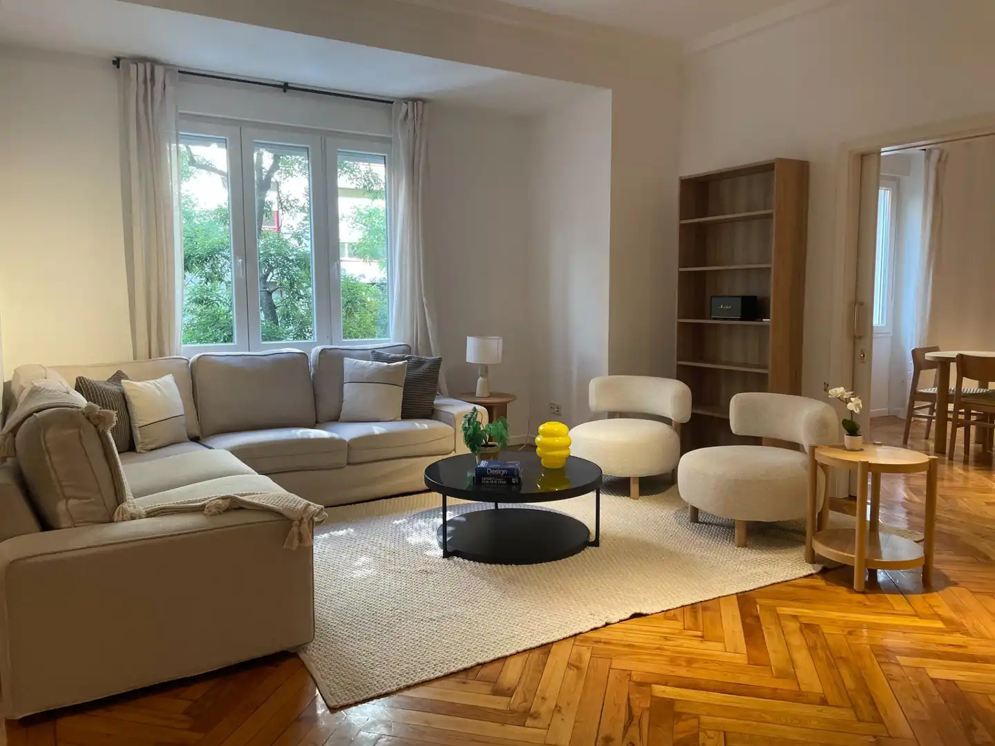 Living room of Flat for rent in Madrid  with Air Conditioner, Heating and Parquet flooring