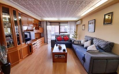 Living room of Flat for sale in Parla  with Air Conditioner, Heating and Parquet flooring