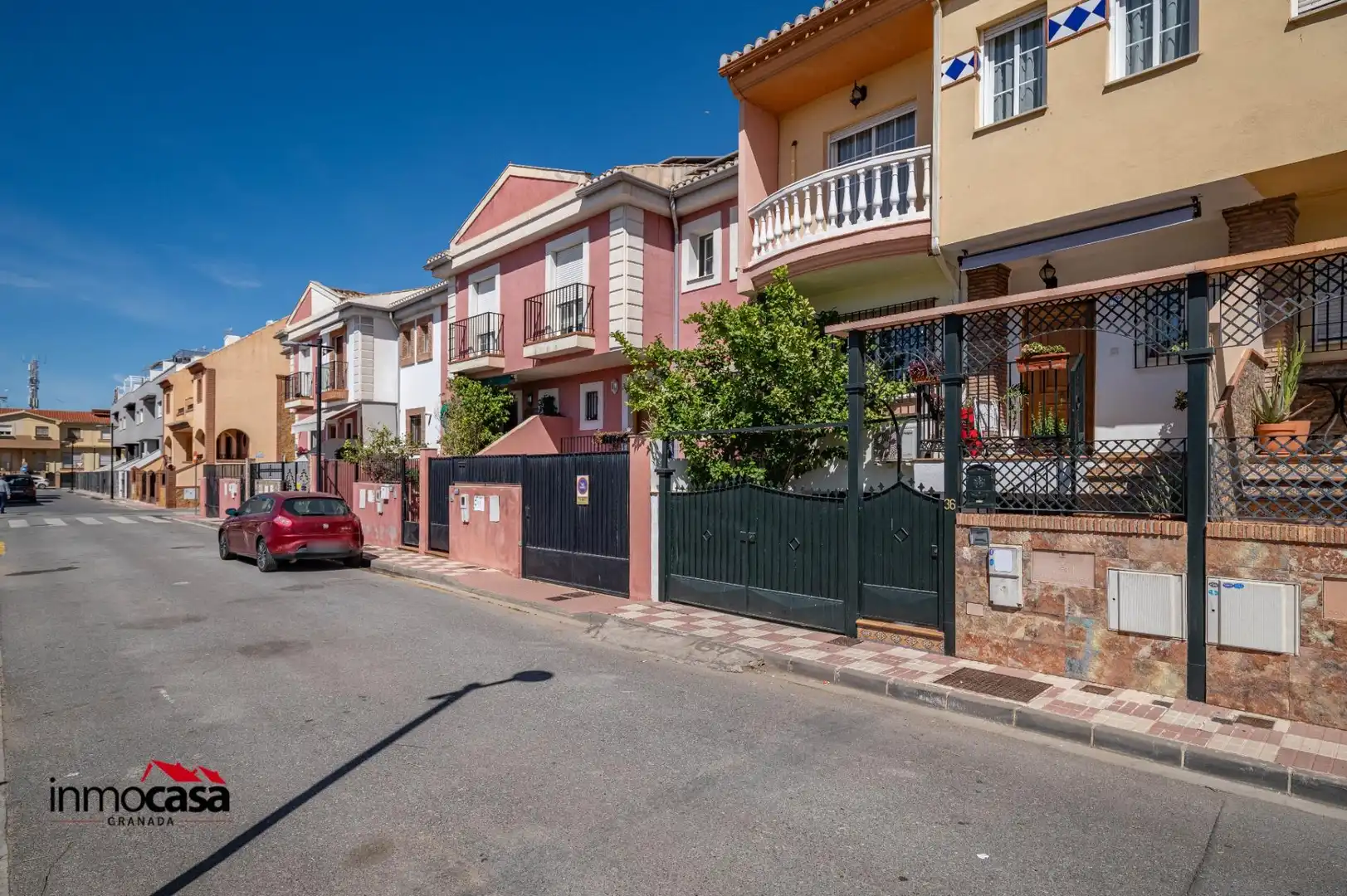 Vista exterior de Casa adosada en venda en Armilla amb Aire condicionat, Calefacció i Jardí privat