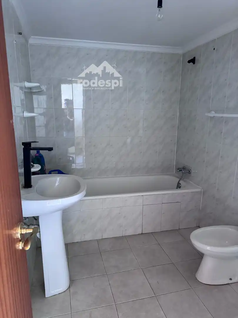 Baño de Casa adosada en venta en Villardondiego con Terraza, Trastero y Amueblado