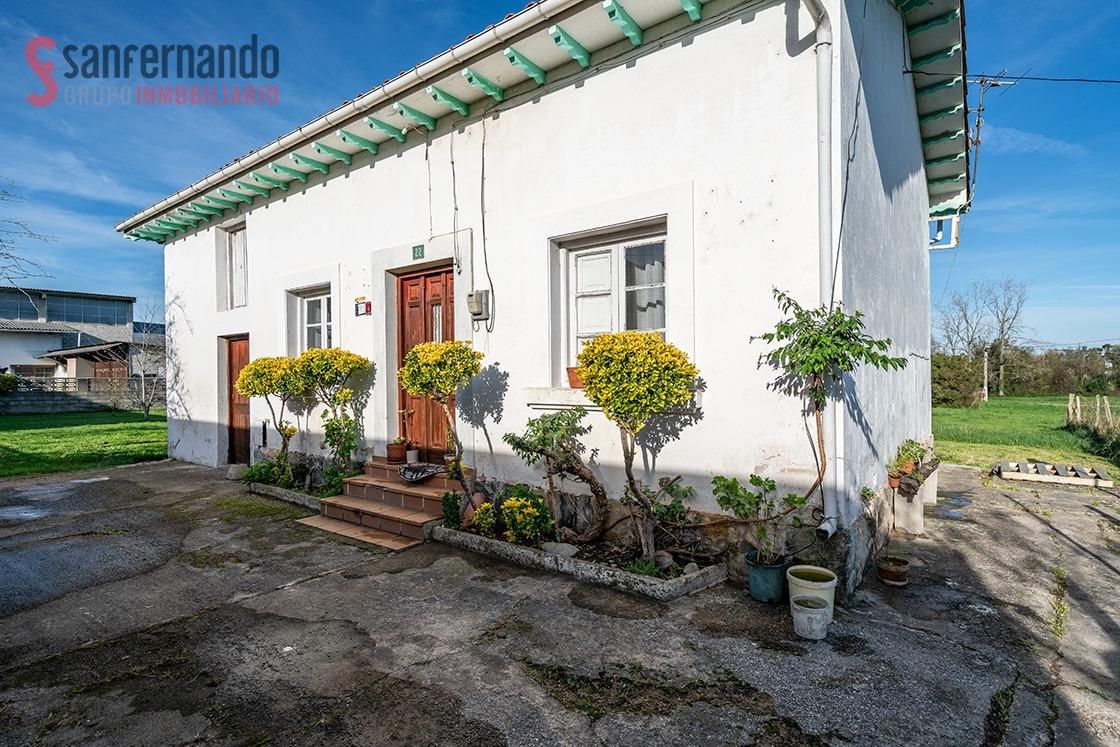 Vista exterior de Casa o xalet en venda en Torrelavega  amb Jardí privat i Traster