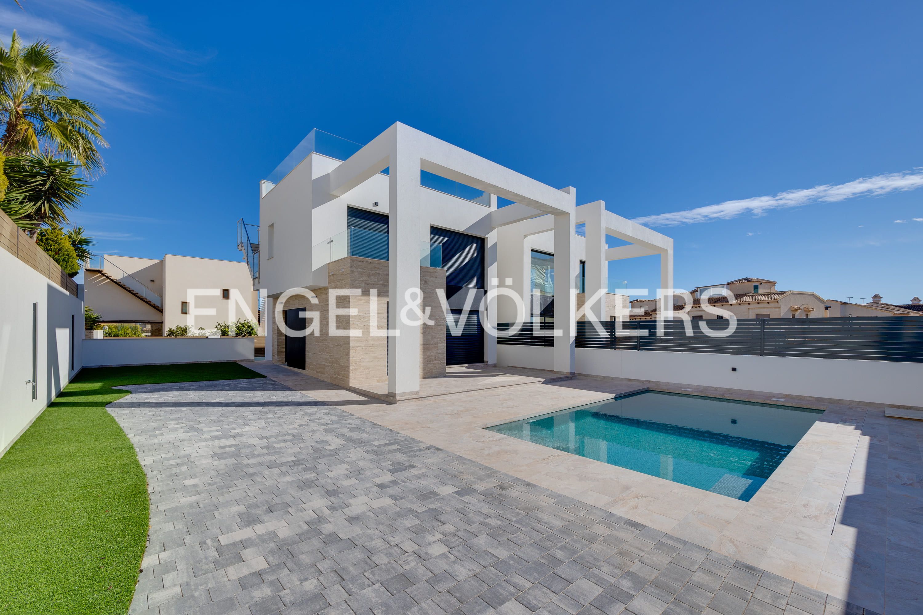 Vista exterior de Casa o xalet en venda en Torrevieja amb Aire condicionat, Calefacció i Jardí privat