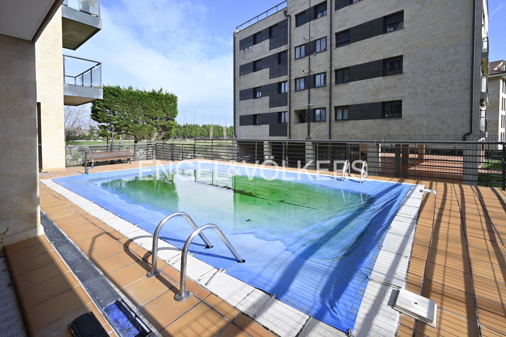 Piscina de Apartament en venda en Santander amb Calefacció, Terrassa i Traster