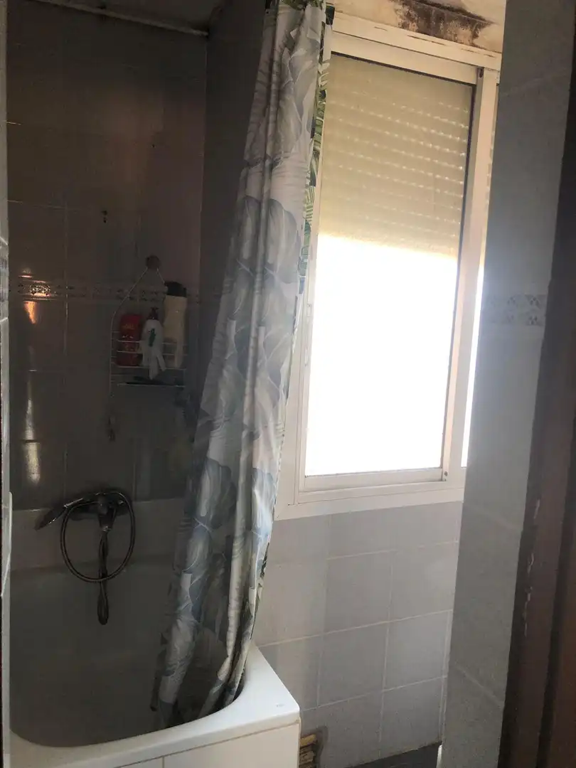 Bany de Pis en venda en L'Hospitalet de Llobregat amb Balcó