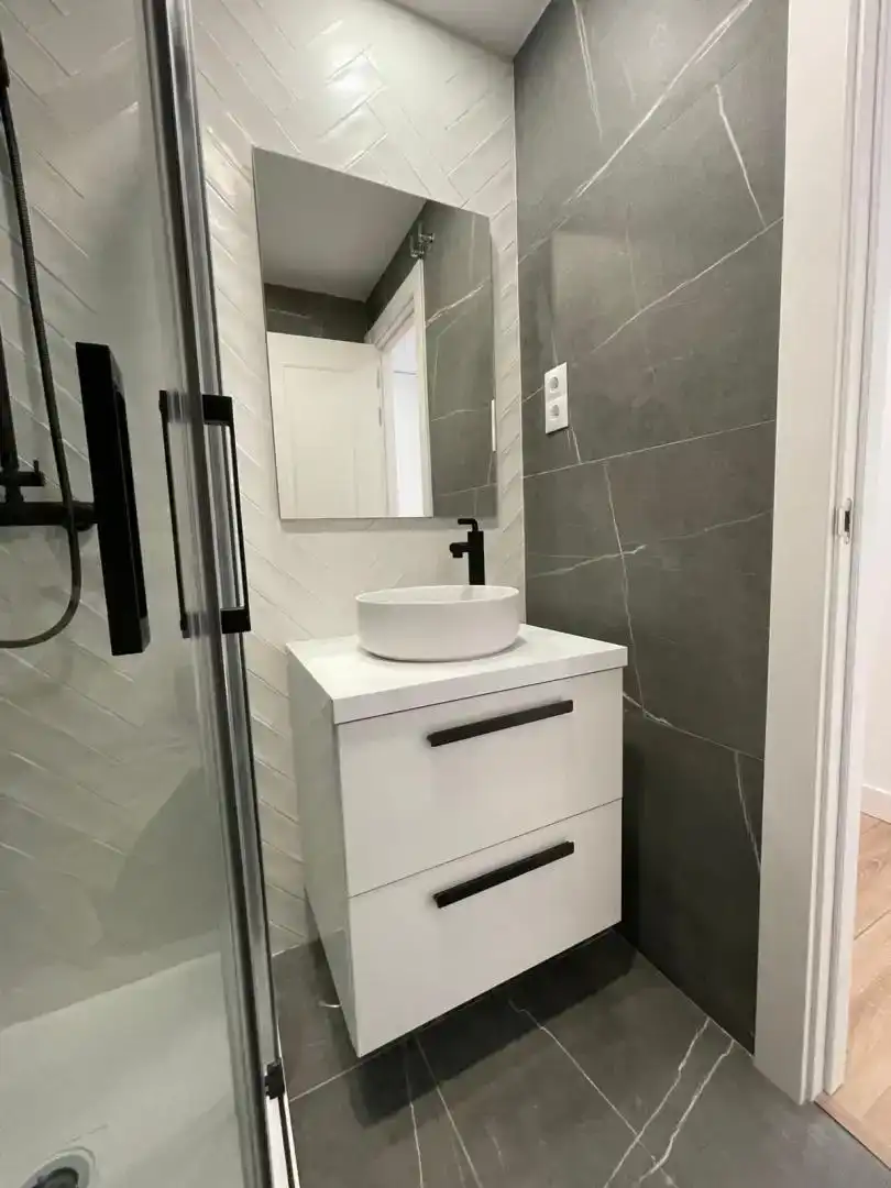 Bathroom of Flat for rent in  Madrid Capital  with Air Conditioner and Swimming Pool