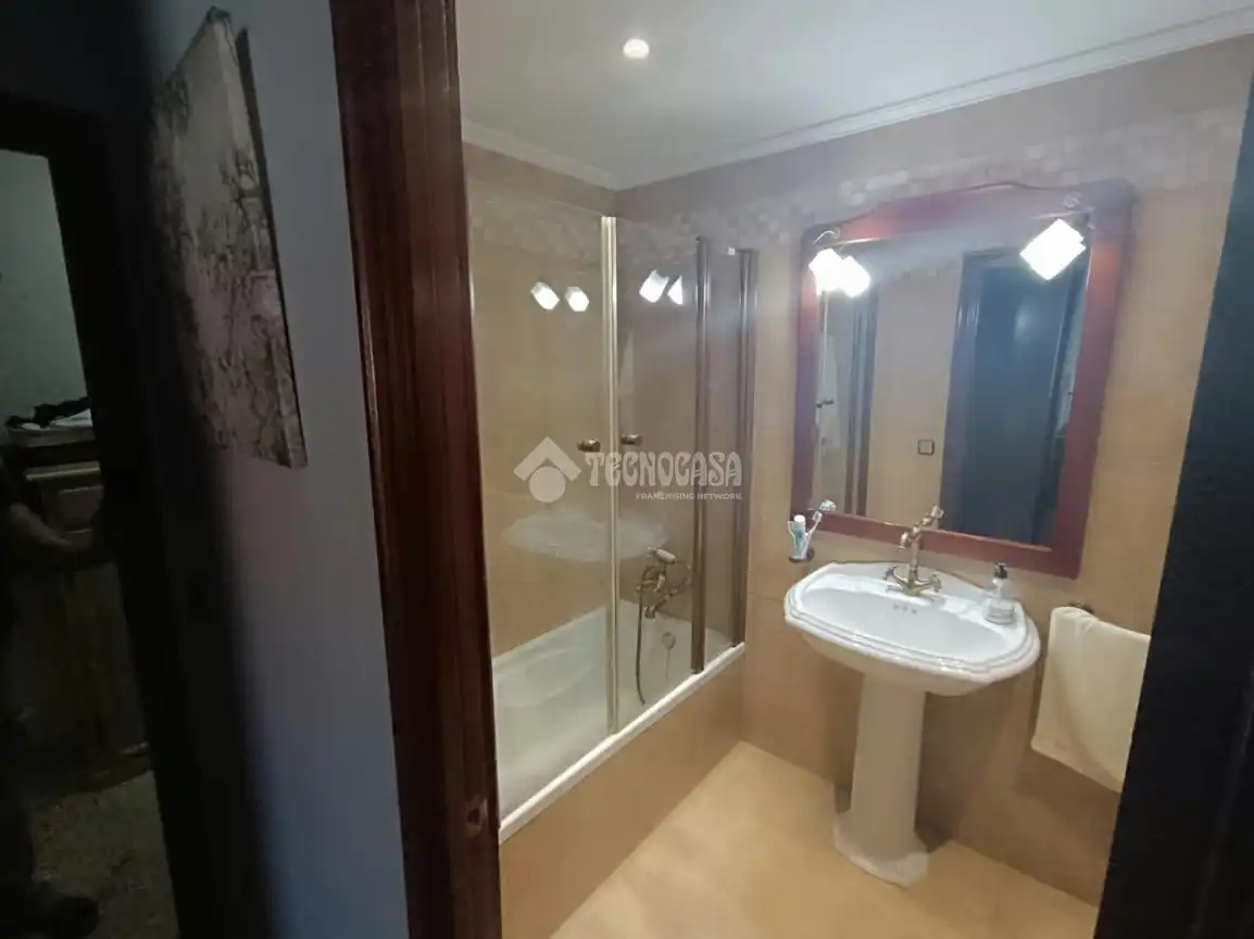 Bany de Dúplex en venda en Sevilla amb Aire condicionat, Terrassa i Moblat