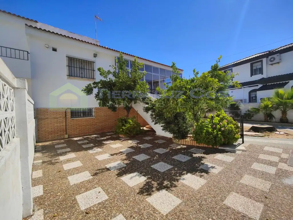 Vista exterior de Casa o xalet en venda en La Antilla amb Jardí privat, Terrassa i Traster