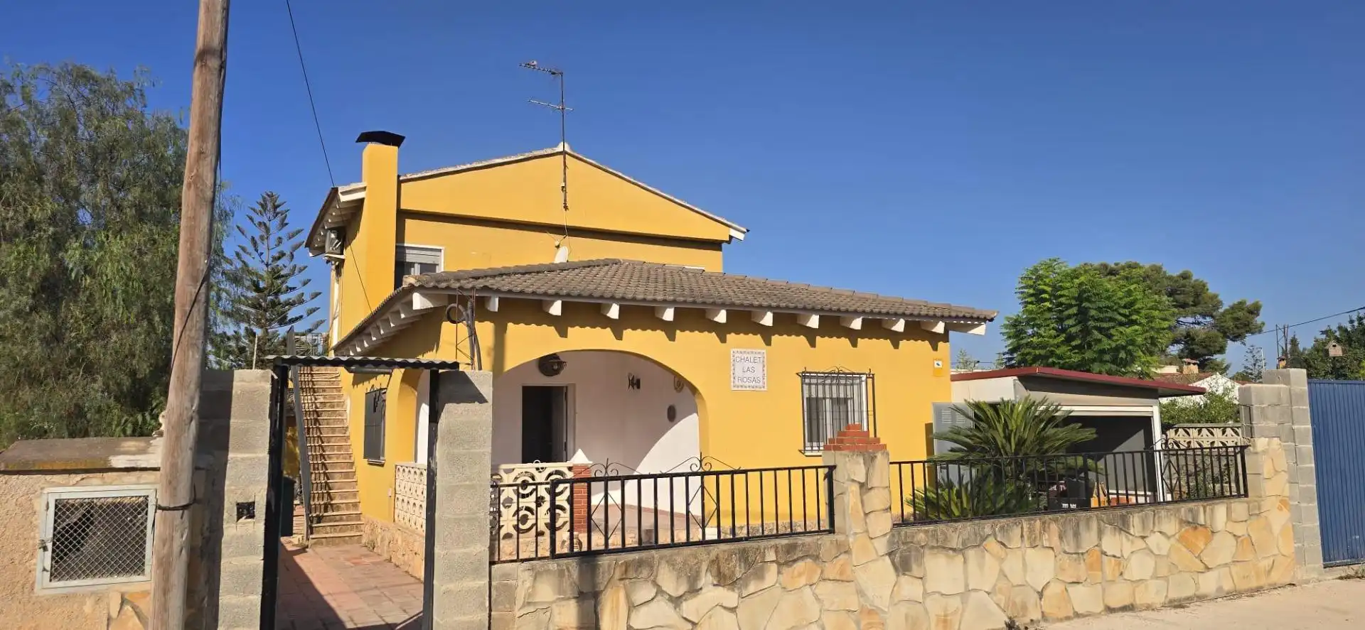 Vista exterior de Casa o xalet en venda en Llíria amb Aire condicionat, Jardí privat i Terrassa