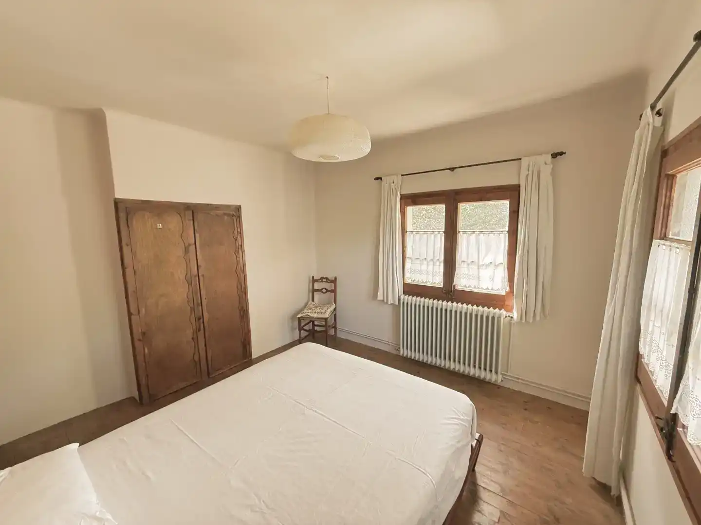 Schlafzimmer von Country house zur Miete in Alp mit Privatgarten, Parkett und Möbliert