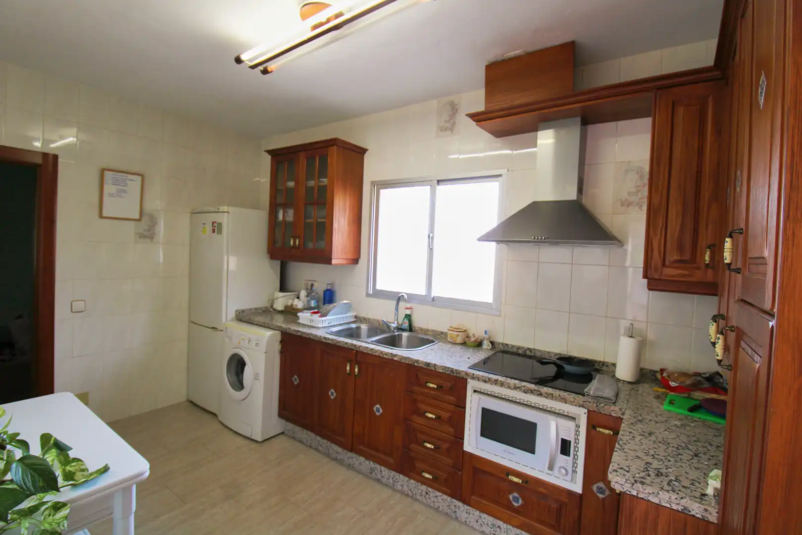 Cuina de Casa o xalet en venda en Alhaurín de la Torre amb Aire condicionat, Jardí privat i Terrassa