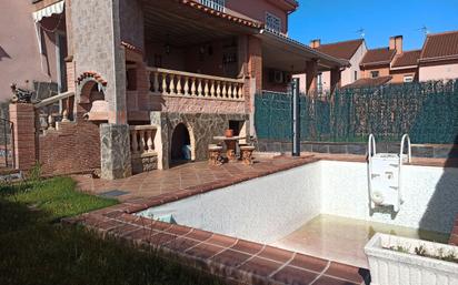 Piscina de Casa adosada en venda en Casarrubuelos amb Aire condicionat, Terrassa i Piscina