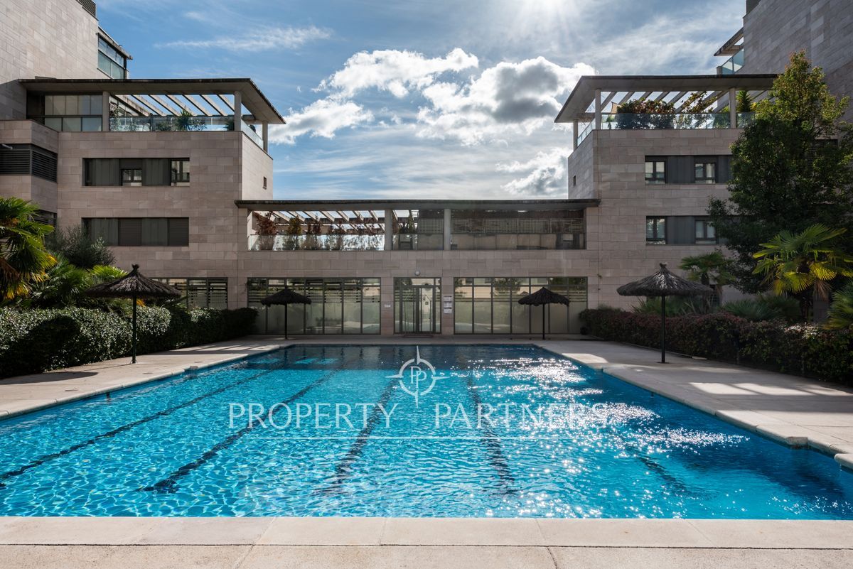 Swimming pool of Apartment for sale in  Madrid Capital  with Air Conditioner, Heating and Terrace