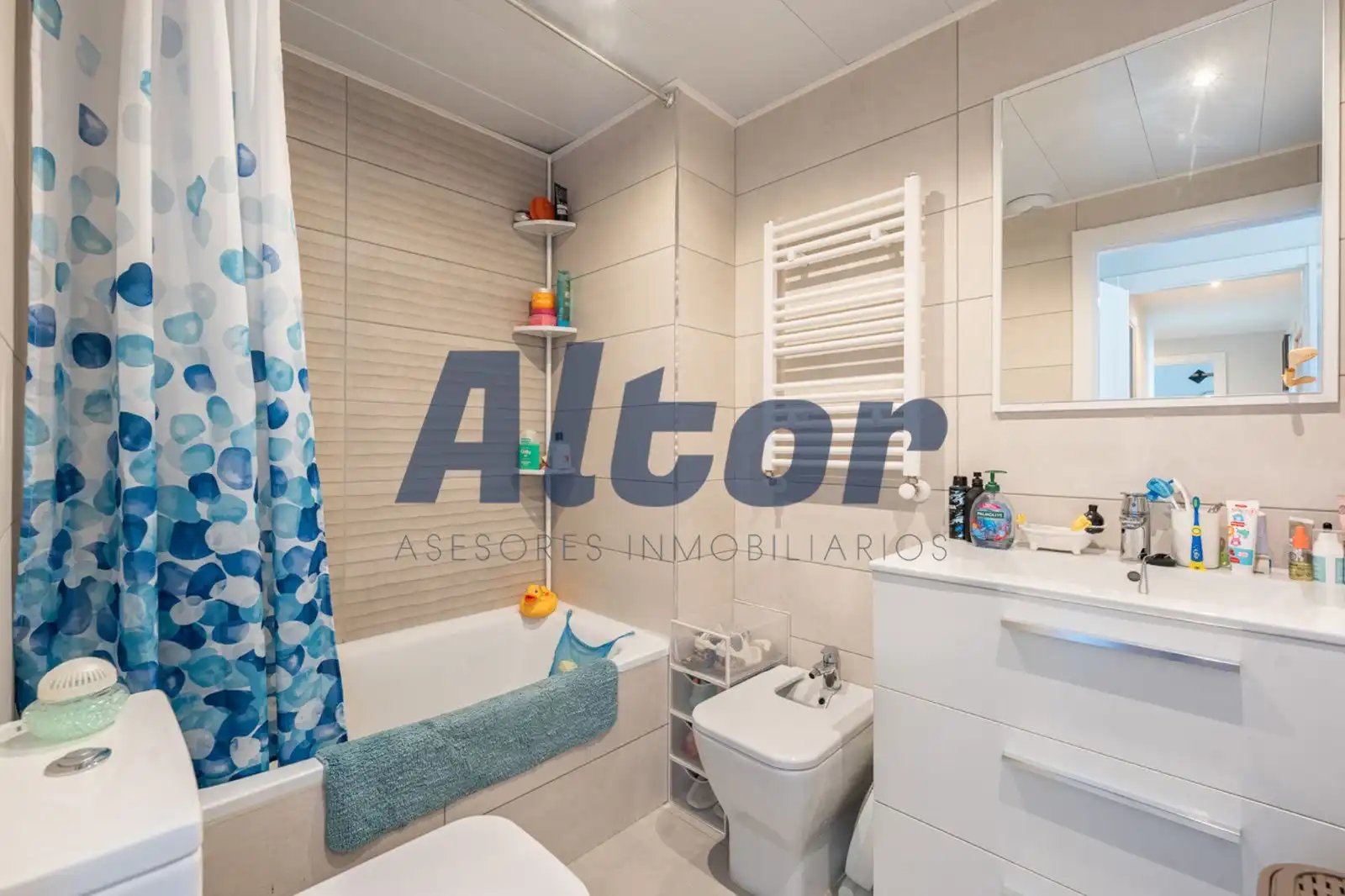Bathroom of Flat for sale in Madrid  with Air Conditioner, Heating and Terrace