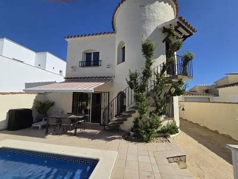 Villa mit Pool zum Verkauf in Calle Pení