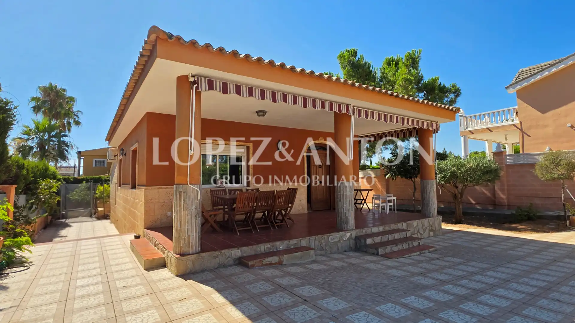 Vista exterior de Casa o xalet en venda en L'Eliana amb Aire condicionat, Calefacció i Jardí privat