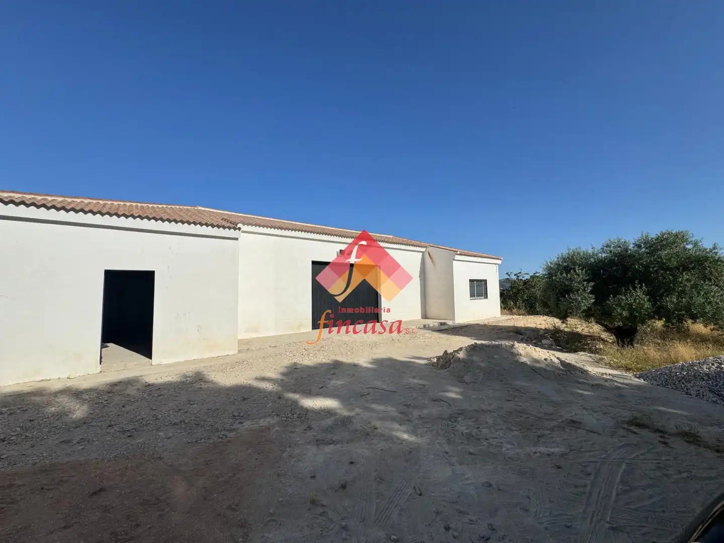 Außenansicht von Fabrikhallen zur Miete in Ronda