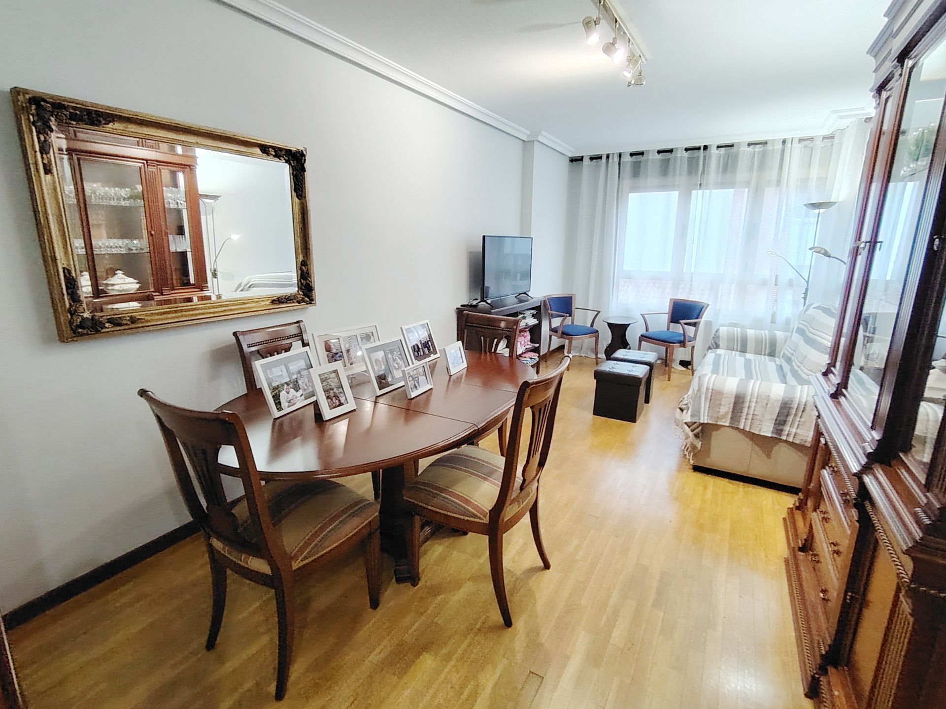 Menjador de Pis en venda en Gijón  amb Calefacció, Parquet i Terrassa