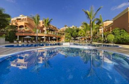 Piscina de Edificio en venta en Arona