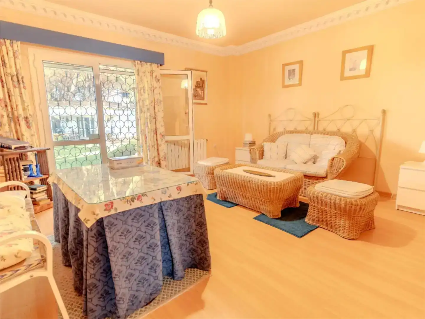 Sala d'estar de Casa o xalet en venda en Marbella amb Piscina i Balcó