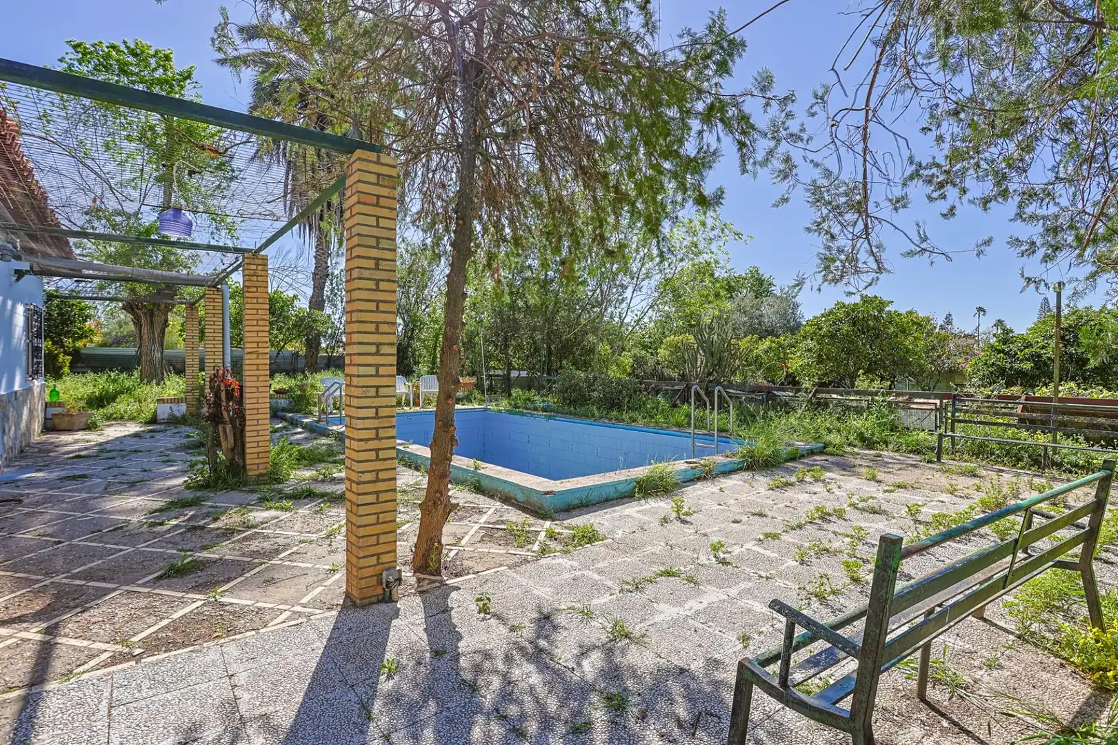 Piscina de Casa o xalet en venda en Sanlúcar la Mayor amb Aire condicionat i Piscina